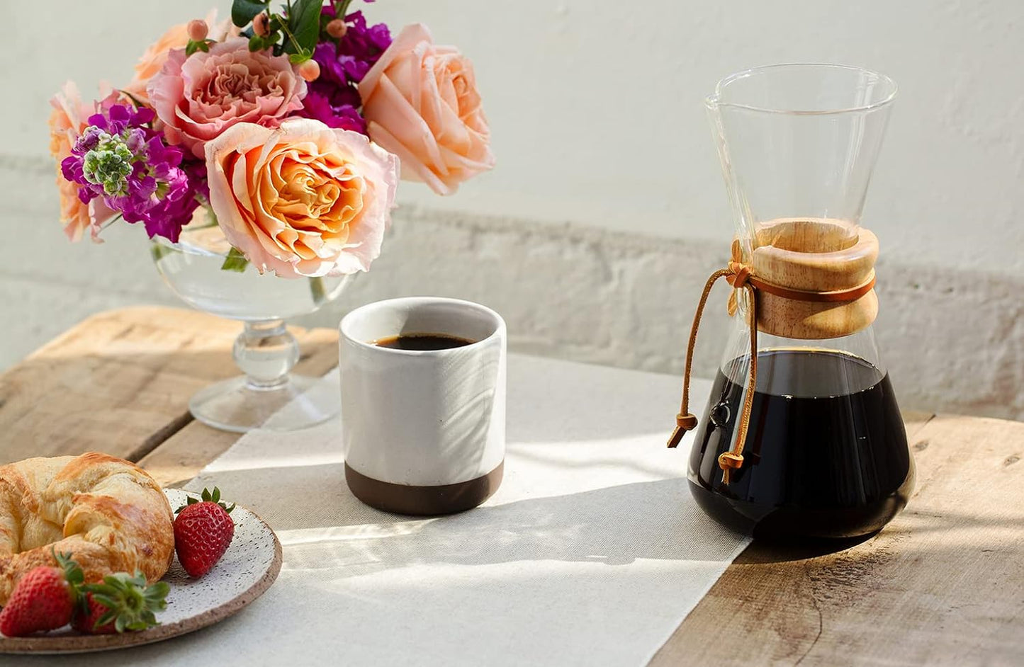 Elegante y Funcional: Disfruta de la combinación perfecta entre estilo y utilidad con la Chemex Tres Tazas Clásico, una obra maestra de diseño atemporal que garantiza una experiencia de sabor pura en cada taza.