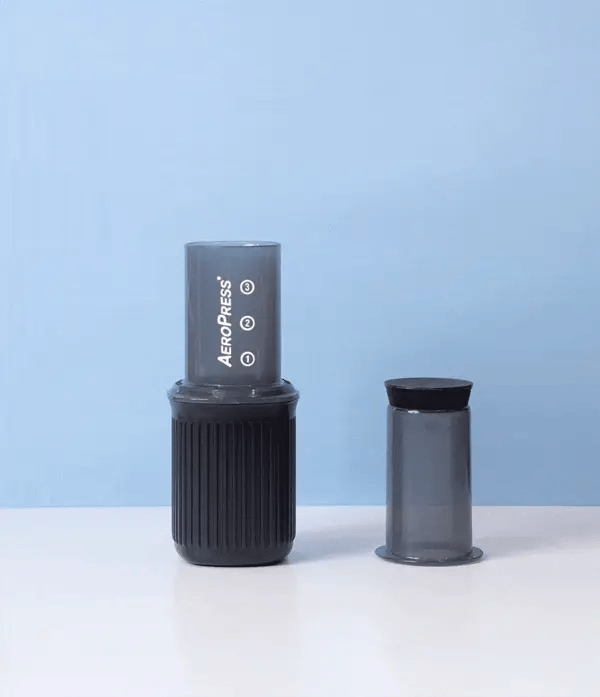 "Tu compañero de café ideal: AeroPress Go."