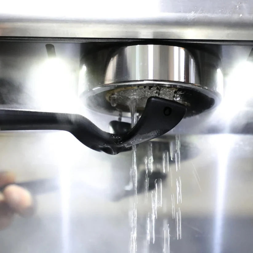 Compatible con La Marzocco, Rocket, ECM y más. Limpia bordes y juntas sin dañar tu equipo. Hecho para baristas exigentes.