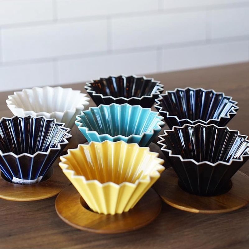 Despierta tus sentidos con el V60 Origami: el arte de filtrar el café en su máxima expresión. Un gotero de porcelana con diseño floral que fusiona elegancia y practicidad para preparar de 1 a 4 tazas de café con filtro V60. Un regalo que encantará a amantes del café y exploradores del sabor.