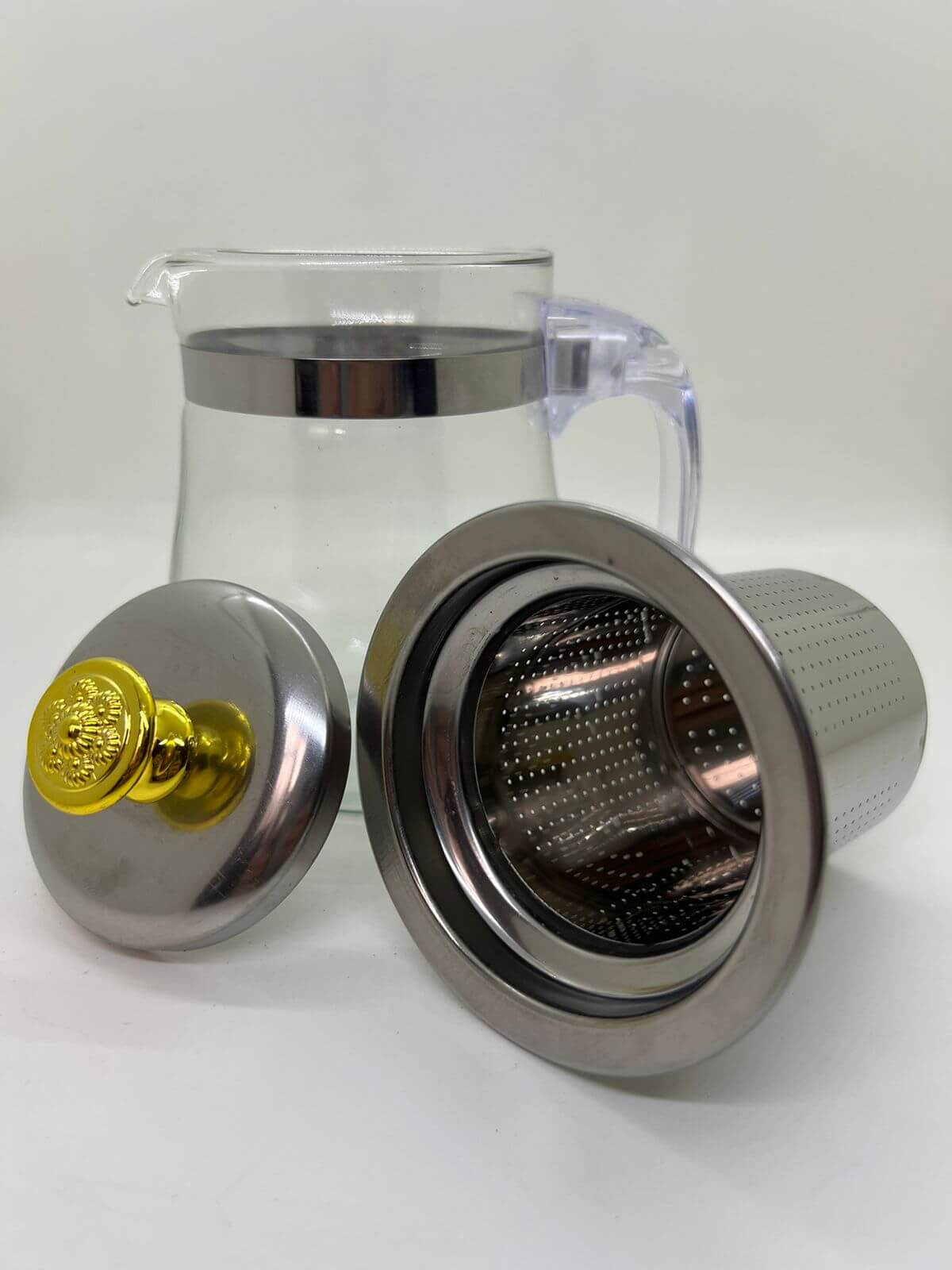 Tetera de Vidrio Duradero: Fabricada con vidrio de borosilicato resistente al calor y a golpes para una durabilidad excepcional.