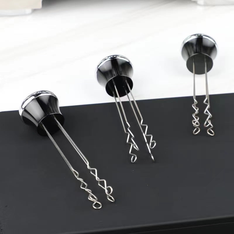 Detalle del agitador de café espresso de acero inoxidable, fabricado con material de grado alimenticio para una mayor durabilidad y seguridad.