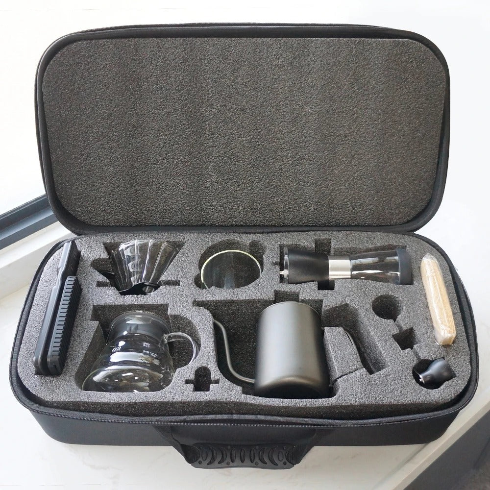 Presentación Sofisticada con Maleta Protectora: Lleva la elegancia contigo con la Maleta Protectora del Kit Cafetero, ideal para eventos y demostraciones.