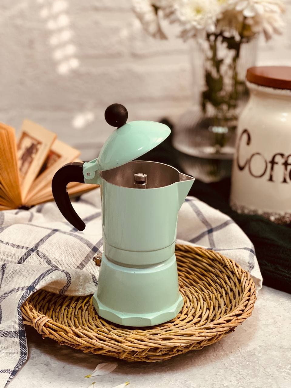 Cafeteras Moka Italianas: Elegancia, Tradición y Sabor en un Solo Producto Descubre la fusión de elegancia y tradición con nuestras cafeteras moka italianas. Tamaños de tres y seis tazas y colores modernos hacen que tu café sea excepcional.
