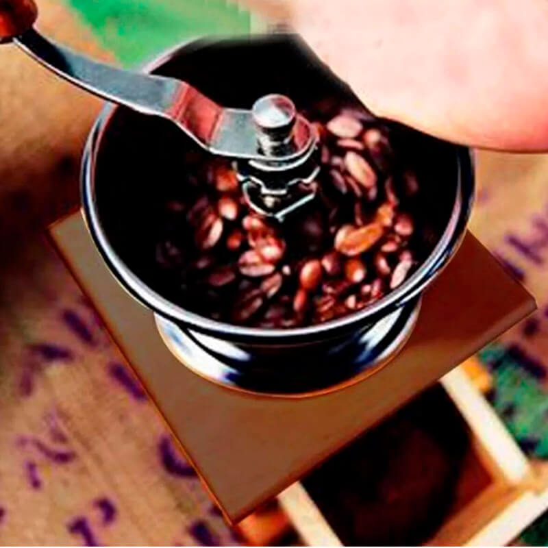 Diseño Italiano Retro: Molinillo de Café Portátil de Manivela para Cafeteros.