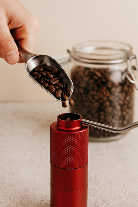 El café de especialidad merece más que una bolsa abierta. Este recipiente evita la oxidación y mantiene intacto su perfil sensorial.