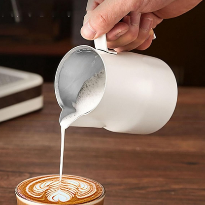 Taza Pitcher Blanca para Espumar Leche – Barismo Profesional 350 ml / 500 ml