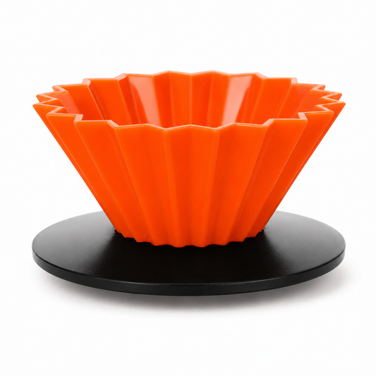 Dripper tipo Origami naranja con base negra sobre fondo blanco