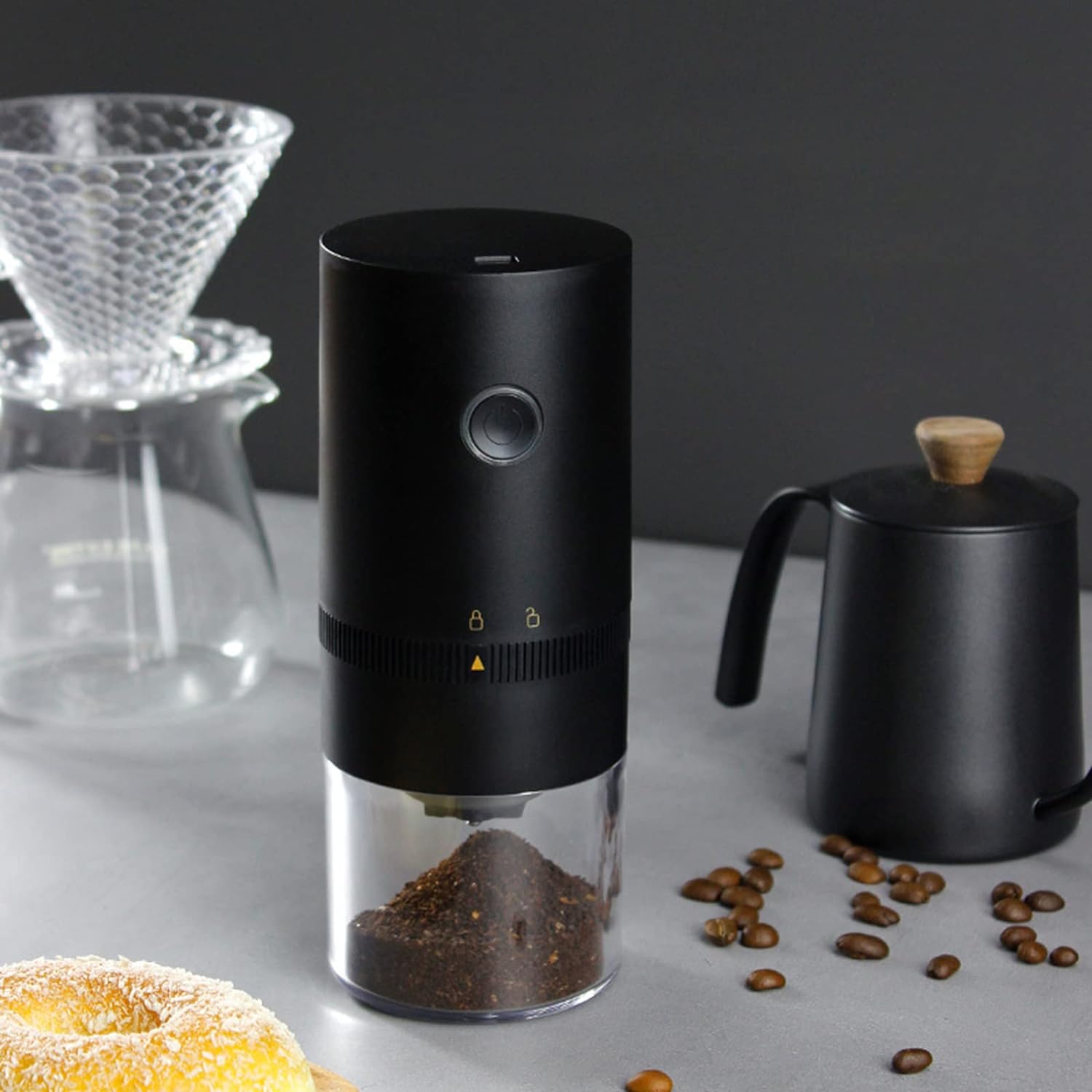 "Diseñado para impresionar incluso a los más exigentes aficionados al café, el Molino Eléctrico Cónico Portátil con Puerto USB Negro ofrece una combinación perfecta de estilo, funcionalidad y calidad en cada taza."