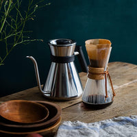 Originalidad Destacada: Déjate cautivar por el diseño exclusivo de la Chemex Tres Tazas Clásico, que no solo ofrece una forma única de preparar café, sino que también se convierte en una pieza de conversación en cualquier cocina.