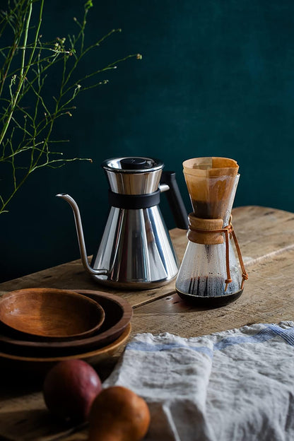 Originalidad Destacada: Déjate cautivar por el diseño exclusivo de la Chemex Tres Tazas Clásico, que no solo ofrece una forma única de preparar café, sino que también se convierte en una pieza de conversación en cualquier cocina.