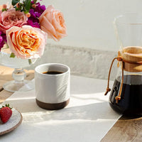 Elegante y Funcional: Disfruta de la combinación perfecta entre estilo y utilidad con la Chemex Tres Tazas Clásico, una obra maestra de diseño atemporal que garantiza una experiencia de sabor pura en cada taza.