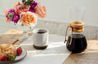Elegante y Funcional: Disfruta de la combinación perfecta entre estilo y utilidad con la Chemex Tres Tazas Clásico, una obra maestra de diseño atemporal que garantiza una experiencia de sabor pura en cada taza.