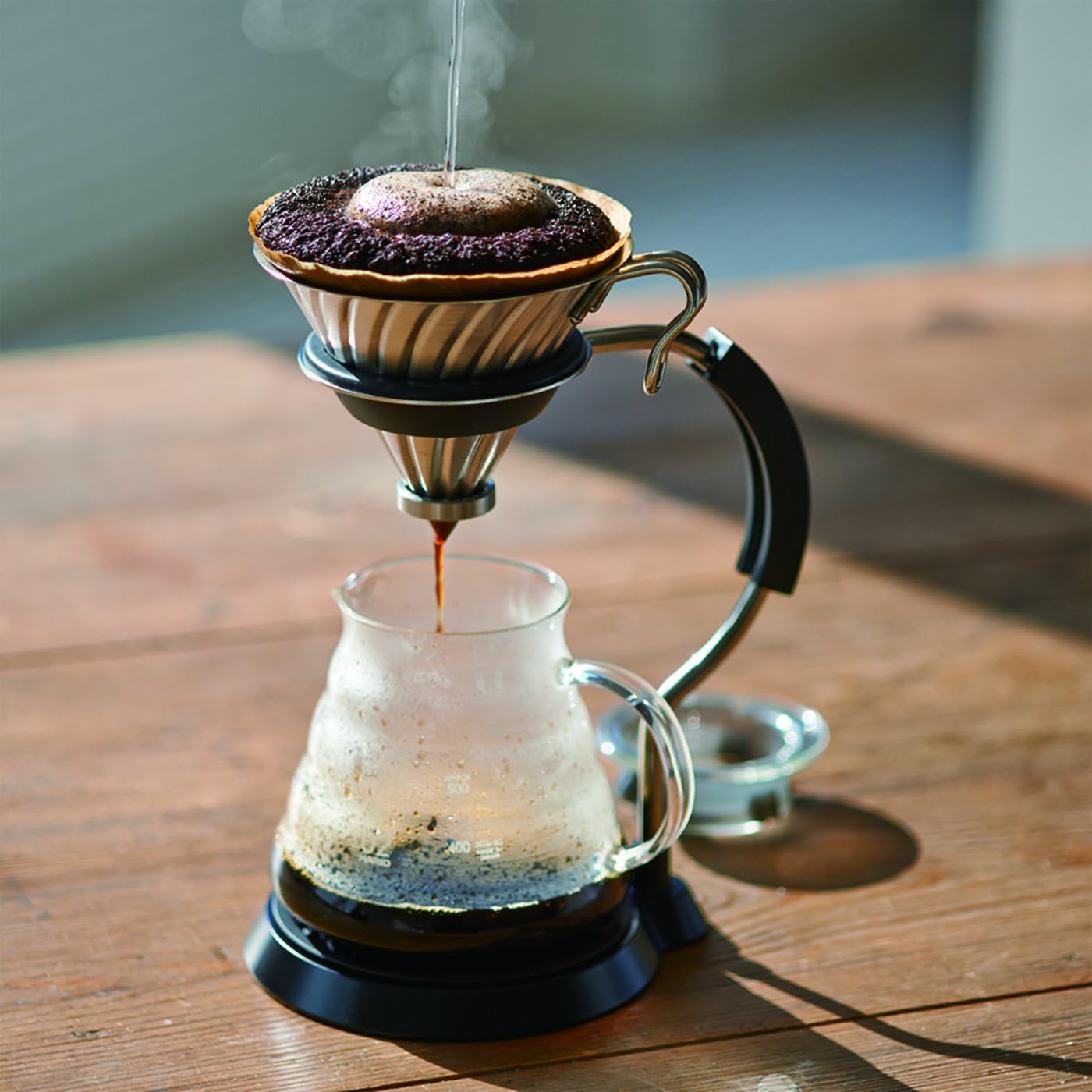 Calidad Japonesa en tu Taza: Fabricada en Japón con precisión artesanal, esta cafetera V60 de acero inoxidable es sinónimo de calidad. Las costillas en espiral y el agujero único garantizan una extracción máxima para un café excepcional.