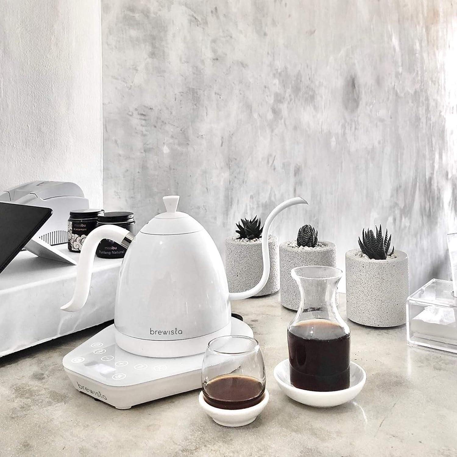 Experimenta la Innovación con Brewista Artisan Kettle: Eleva tu experiencia de café con el Artisan Kettle de Brewista. Con tecnología avanzada y un diseño elegante, este hervidor eléctrico te permite disfrutar de un café perfectamente preparado en cada ocasión. Descubre la innovación de Brewista hoy mismo.