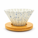 Metodo V60 Tipo Origami Ceramica Tamaño 01 Blanco Pintas Azules con Base de Madera