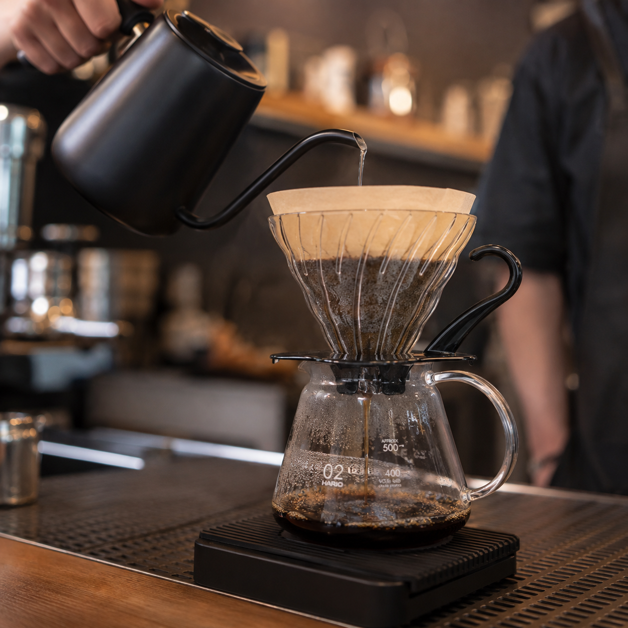 Cafetera Dripper V60 02 de Vidrio Borosilicato Transparente con Base Negra