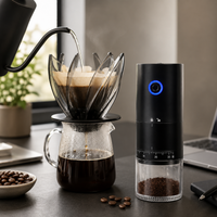 Kit de café negro con molino eléctrico y método Flor de Loto en cocina moderna