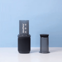 "Tu compañero de café ideal: AeroPress Go."