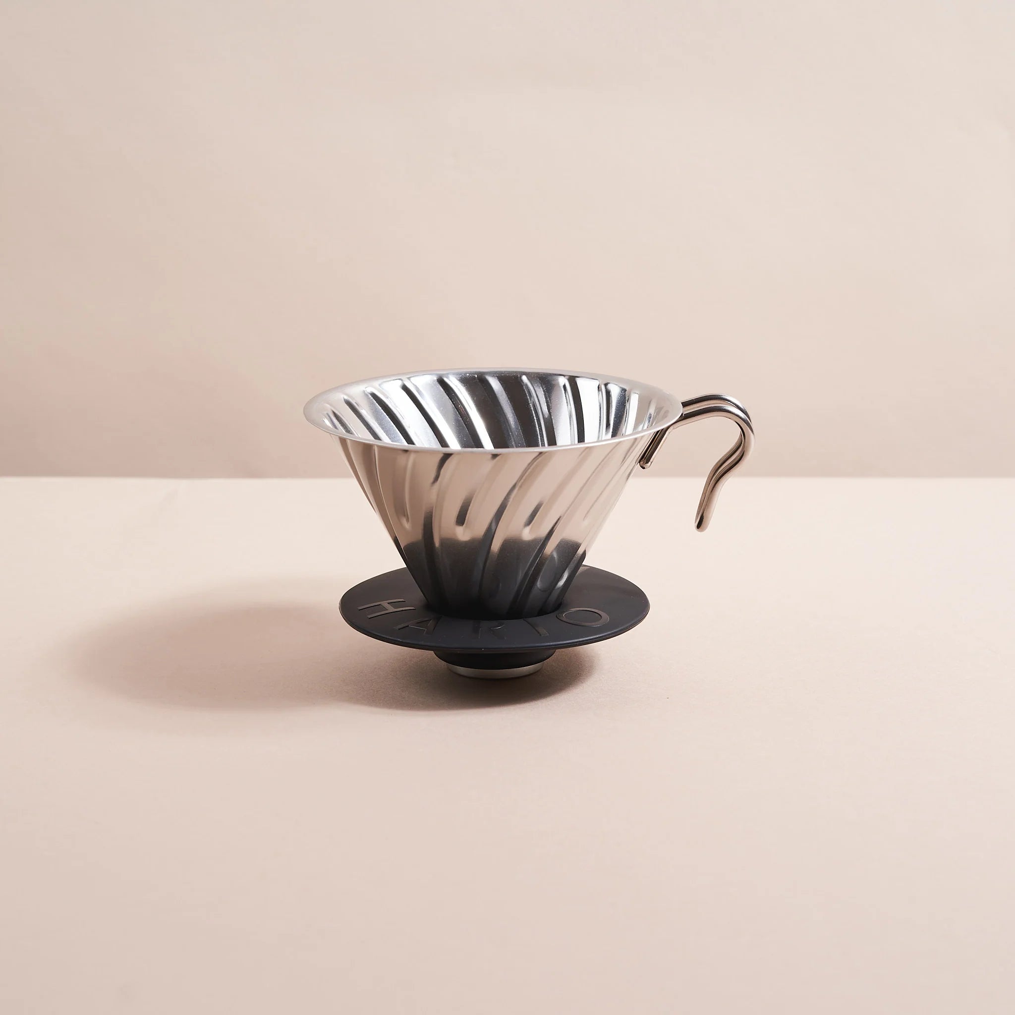Diseño Icónico, Sabor Inigualable: Nuestra cafetera V60 Metal Dripper 02 combina diseño y funcionalidad en una sola pieza. Su forma cónica y las costillas en espiral permiten una extracción perfecta del café, ofreciendo un sabor profundo y delicioso en cada taza.