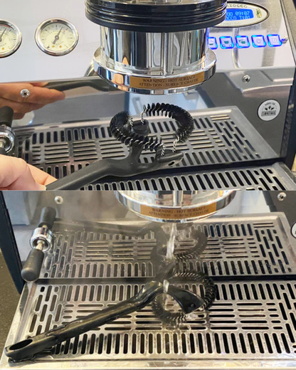 Diseño ergonómico, cuerpo resistente y cerdas de nylon duraderas. Tu aliado diario para mantener el sabor y la máquina impecables.