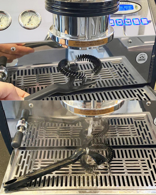 Diseño ergonómico, cuerpo resistente y cerdas de nylon duraderas. Tu aliado diario para mantener el sabor y la máquina impecables.