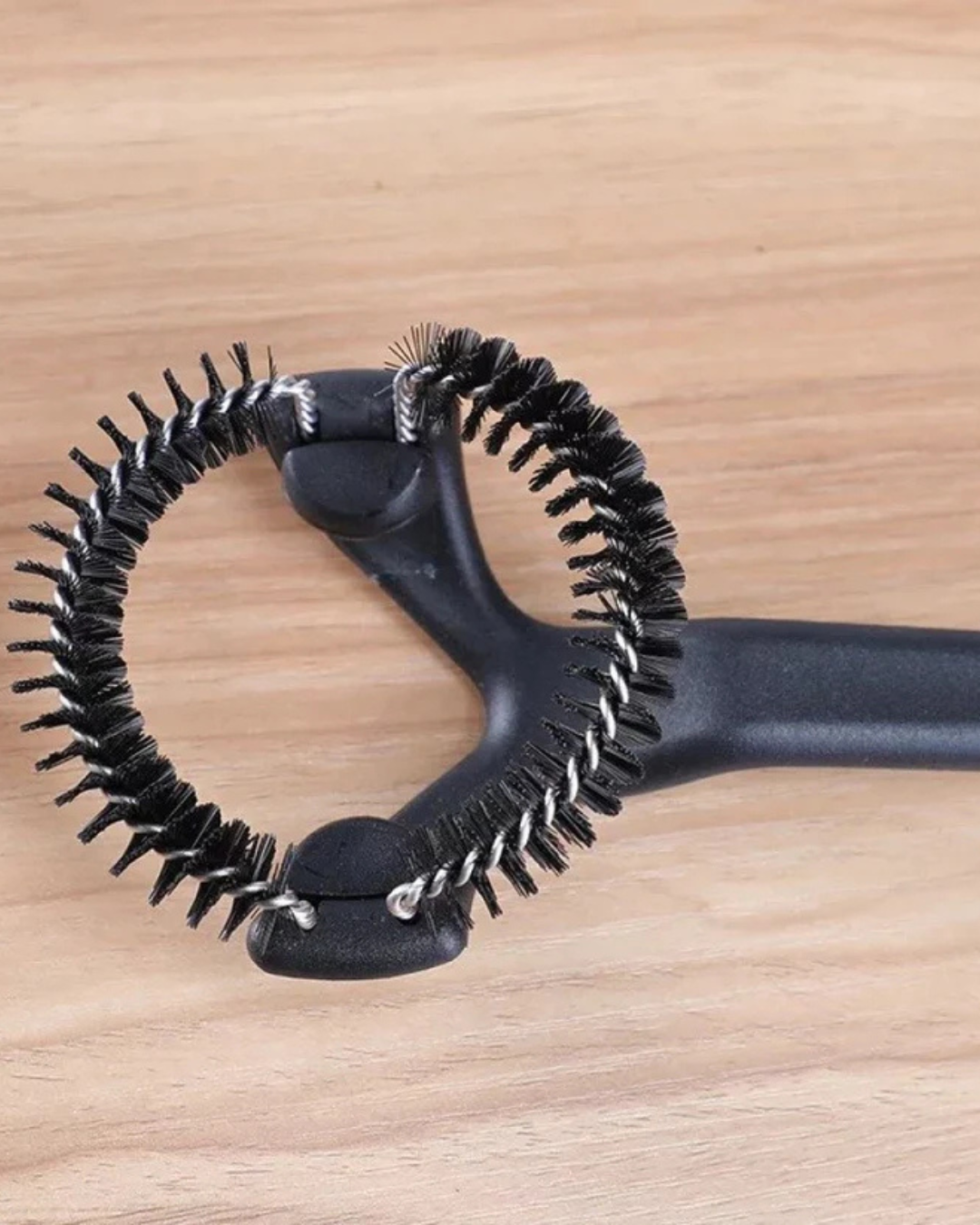 Limpia tu grupo espresso como un barista. Encaje perfecto, cerdas resistentes y uso fácil para máquinas comerciales y prosumer.