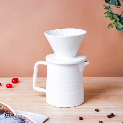 Un kit compacto y elegante. Incluye dripper y jarra de cerámica blanca para que prepares café con estilo y técnica.
