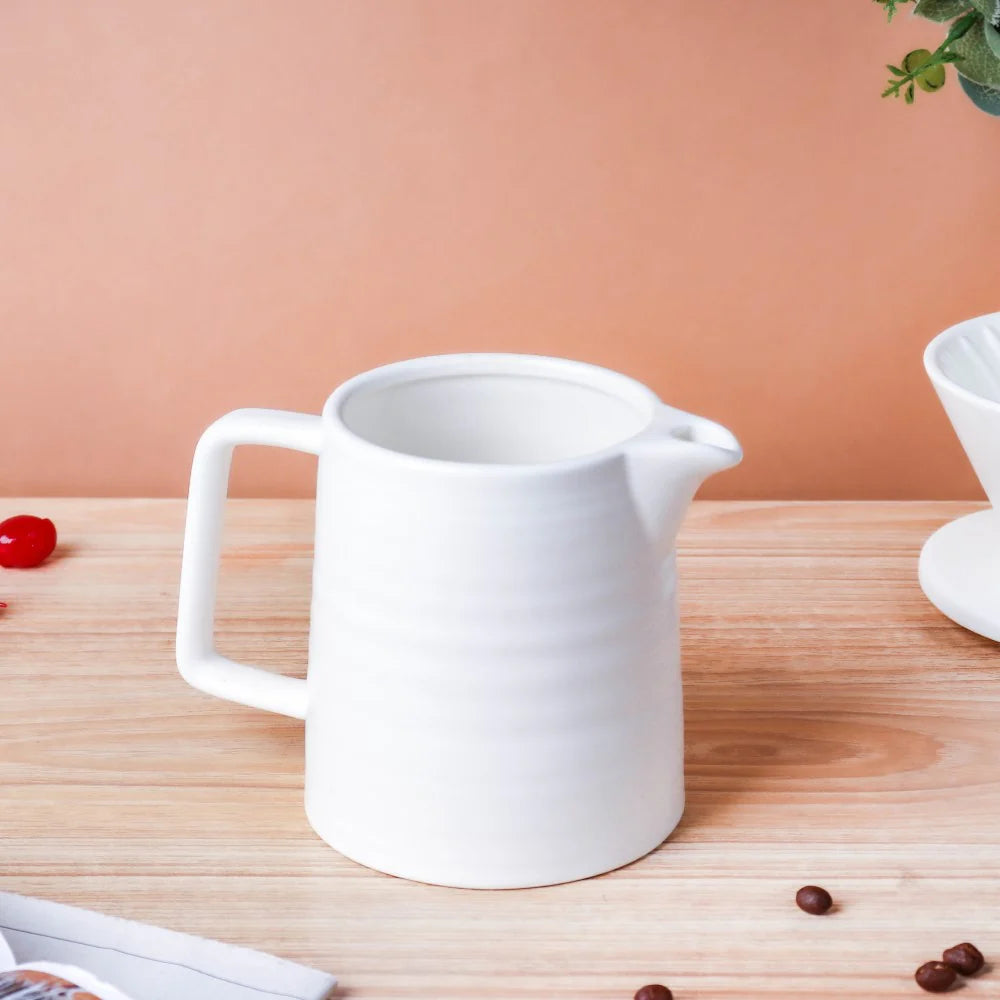 Tamaño perfecto para el día a día. Prepara café solo para ti o para compartir con este set cerámico de alta calidad.