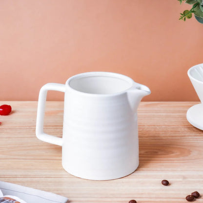 Tamaño perfecto para el día a día. Prepara café solo para ti o para compartir con este set cerámico de alta calidad.