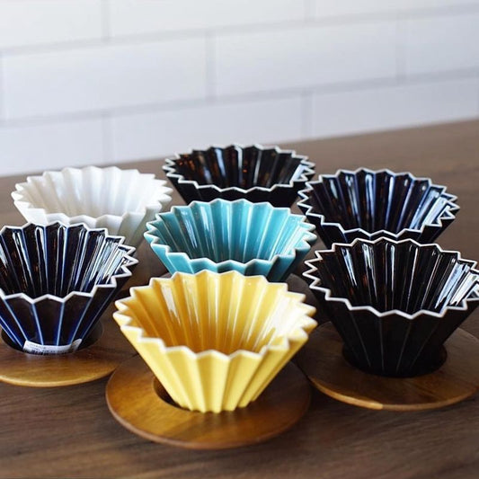 Despierta tus sentidos con el V60 Origami: el arte de filtrar el café en su máxima expresión. Un gotero de porcelana con diseño floral que fusiona elegancia y practicidad para preparar de 1 a 4 tazas de café con filtro V60. Un regalo que encantará a amantes del café y exploradores del sabor.