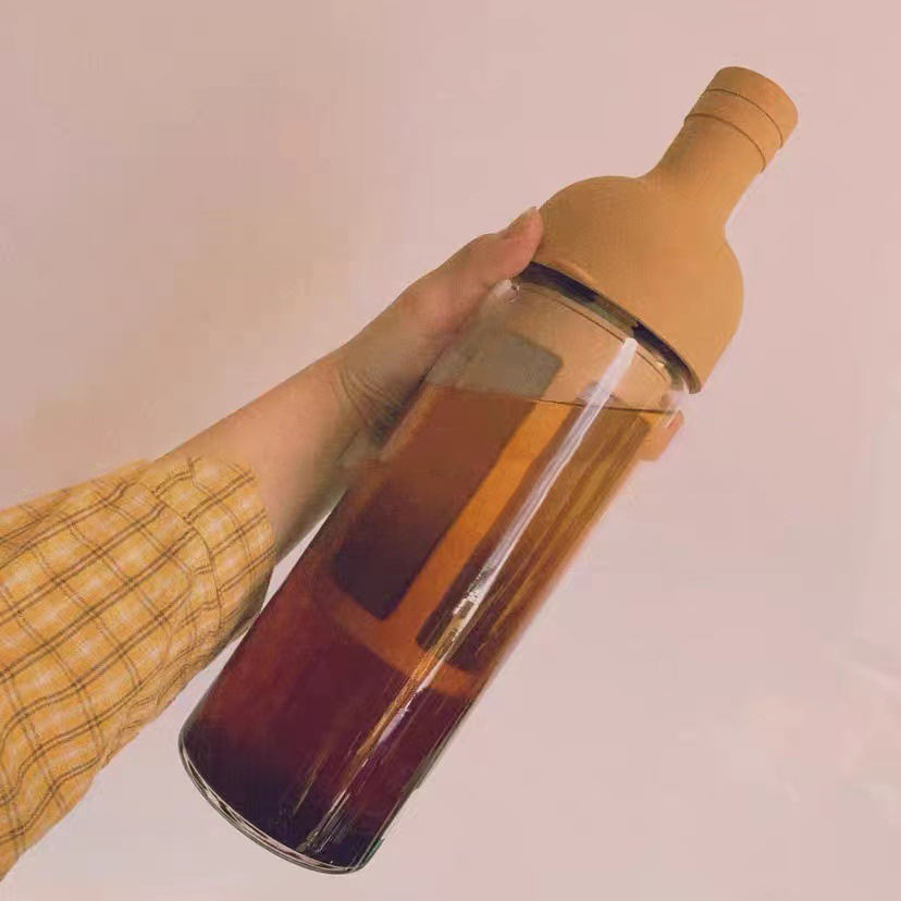 Aguas Saborizadas Especiales: Llena tu día de hidratación y sabor con aguas saborizadas personalizadas. Agrega hierbas frescas, rodajas de frutas y disfruta de aguas únicas y revitalizantes.