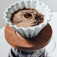 El V60 Origami es la joya de los amantes del café filtrado. Su diseño esculpido en porcelana agrega un toque de belleza a cada preparación. Disfruta de la simplicidad y la perfección en cada taza, mientras te sumerges en una experiencia única.