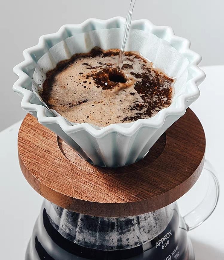 El V60 Origami es la joya de los amantes del café filtrado. Su diseño esculpido en porcelana agrega un toque de belleza a cada preparación. Disfruta de la simplicidad y la perfección en cada taza, mientras te sumerges en una experiencia única.