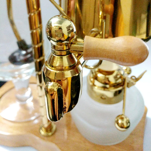 "Sumérgete en el arte del café con la Cafetera de Sifón Belga, que combina belleza y funcionalidad para una experiencia inigualable."