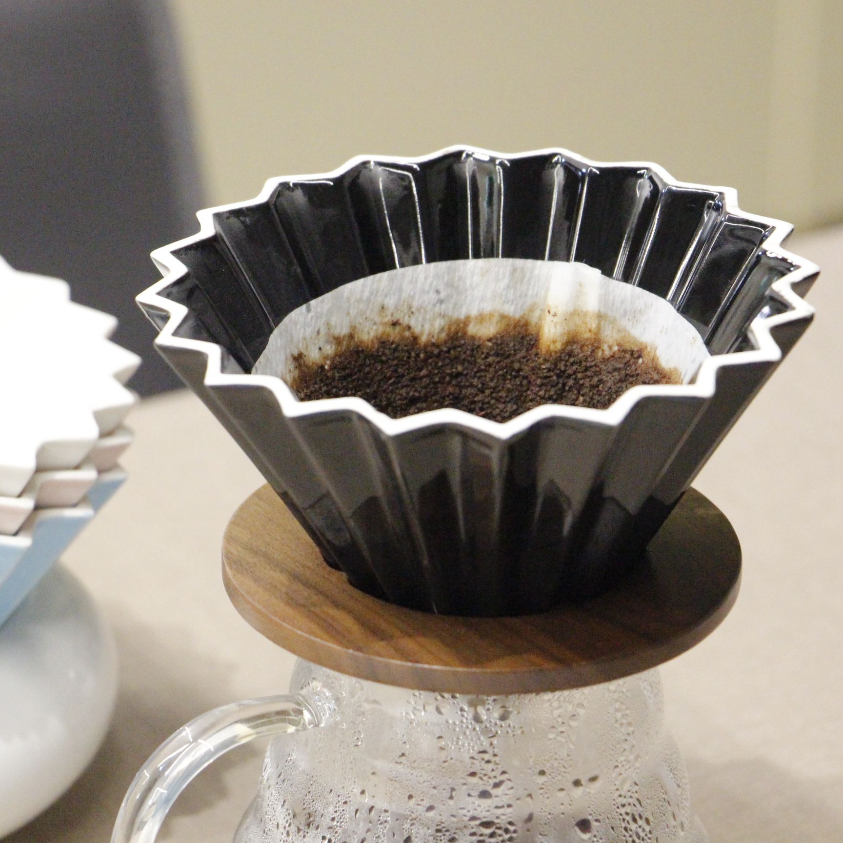 El V60 Origami es mucho más que un gotero de café, es una forma de expresión. Su diseño floral en porcelana no solo agrega estilo a tu rutina, sino que también mejora la extracción de sabores. Prepárate para disfrutar de la excelencia en cada taza.