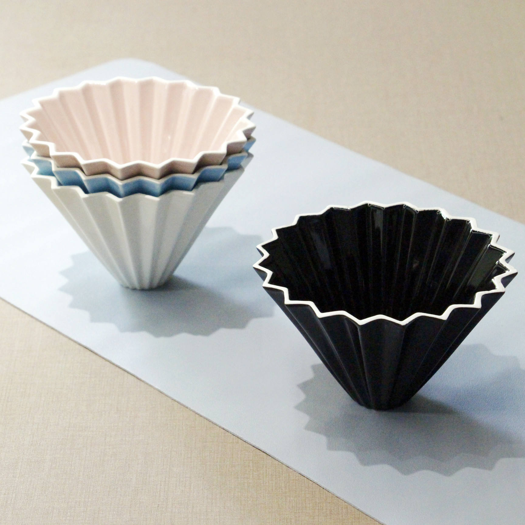 Sumérgete en la magia del V60 Origami: la unión entre el arte y el café. Este gotero de cerámica esculpido en porcelana combina diseño y función, proporcionando una extracción excepcional para 1-4 tazas de café. Un regalo que deja una impresión duradera.