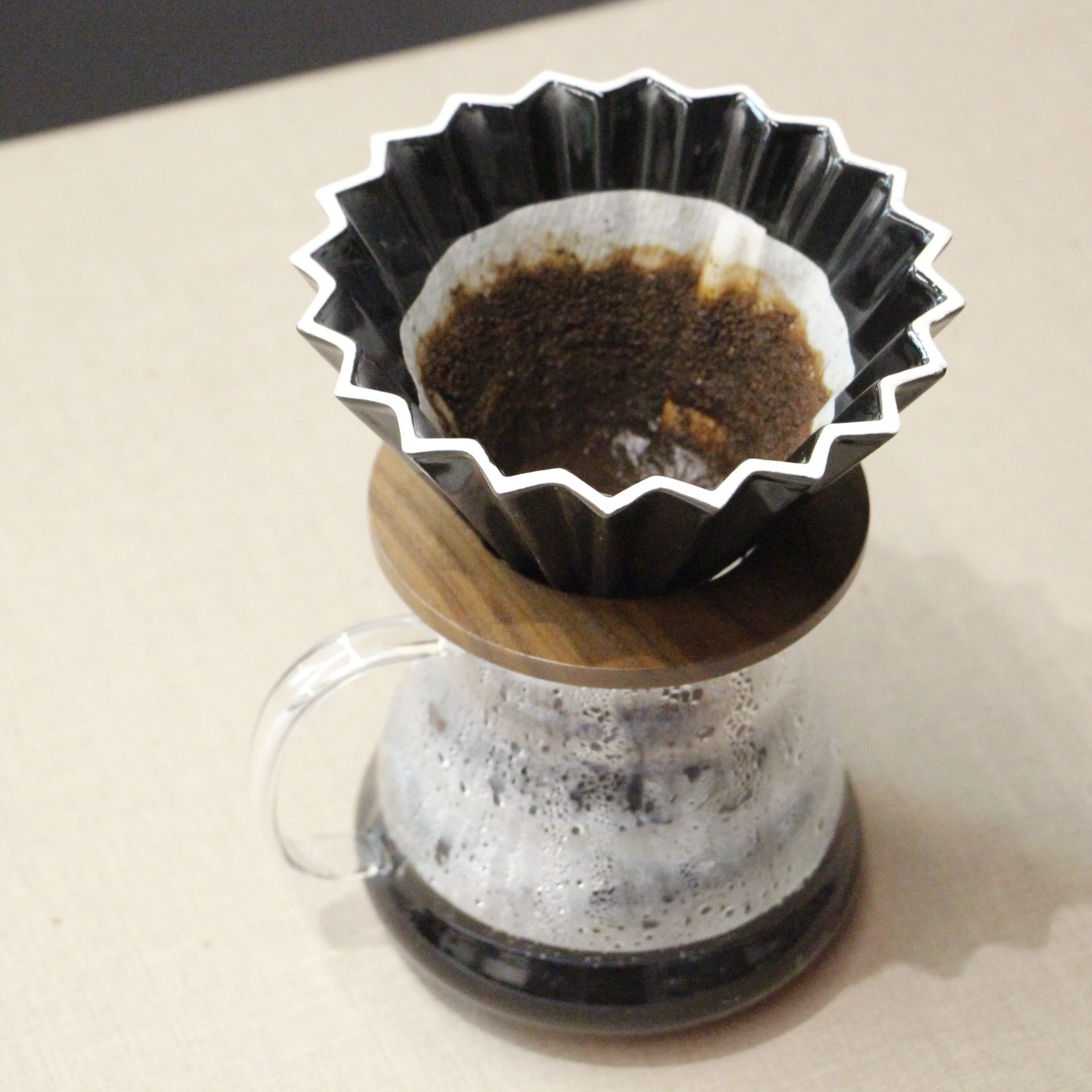 Siente el encanto del V60 Origami: un método de café filtrado que es a la vez una obra de arte. Creado en porcelana con diseño floral, este gotero eleva la preparación del café a un nivel superior. Un regalo que refleja tu amor por el sabor y la estética.
