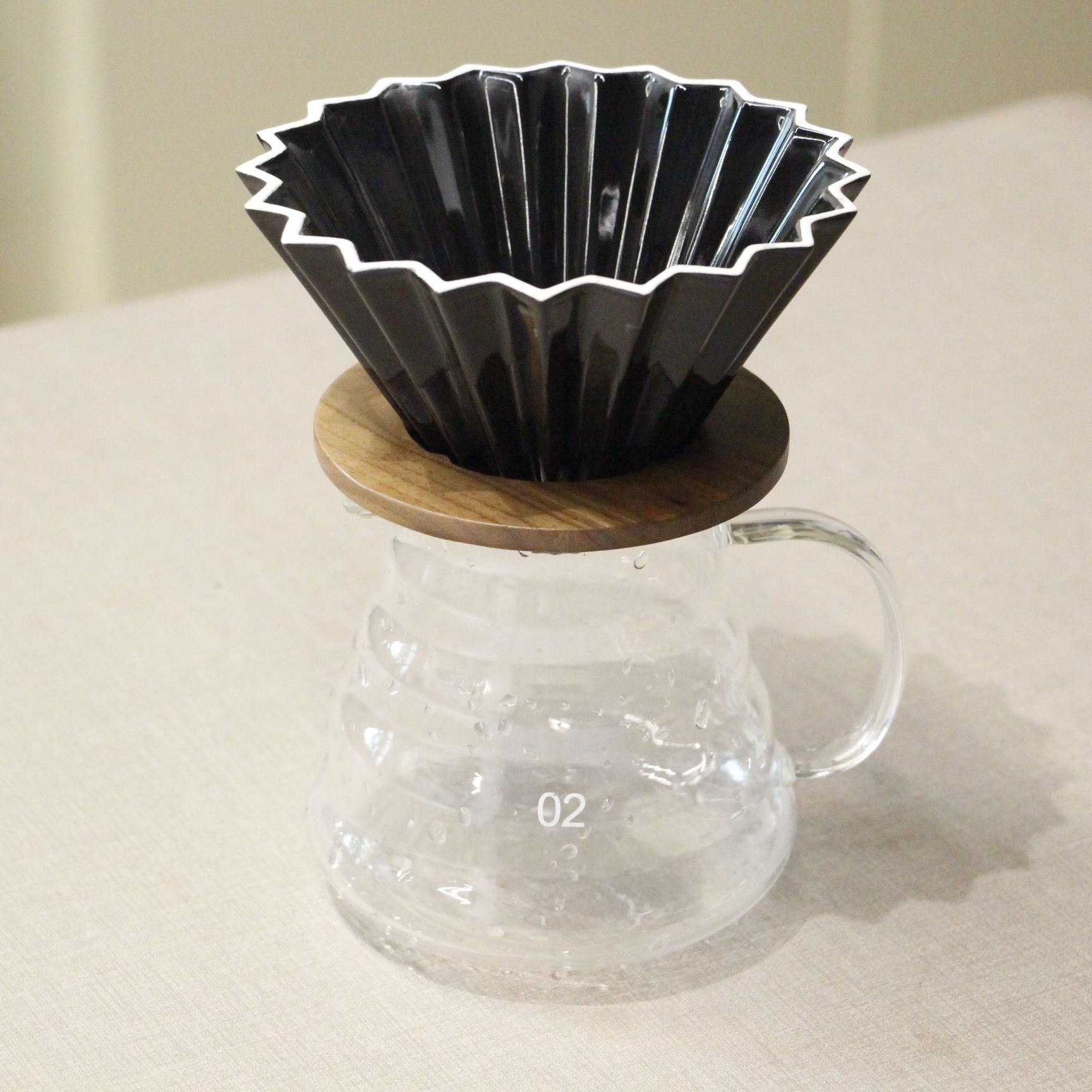 El V60 Origami te invita a explorar el mundo del café filtrado de manera única. Con su diseño floral y construcción en porcelana, prepara de 1 a 4 tazas de café con calidad excepcional. Experimenta la precisión y la elegancia en cada gota.