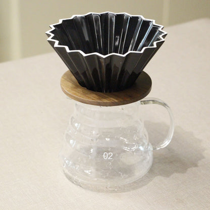El V60 Origami te invita a explorar el mundo del café filtrado de manera única. Con su diseño floral y construcción en porcelana, prepara de 1 a 4 tazas de café con calidad excepcional. Experimenta la precisión y la elegancia en cada gota.
