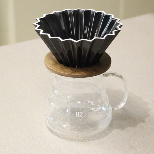 El V60 Origami te invita a explorar el mundo del café filtrado de manera única. Con su diseño floral y construcción en porcelana, prepara de 1 a 4 tazas de café con calidad excepcional. Experimenta la precisión y la elegancia en cada gota.