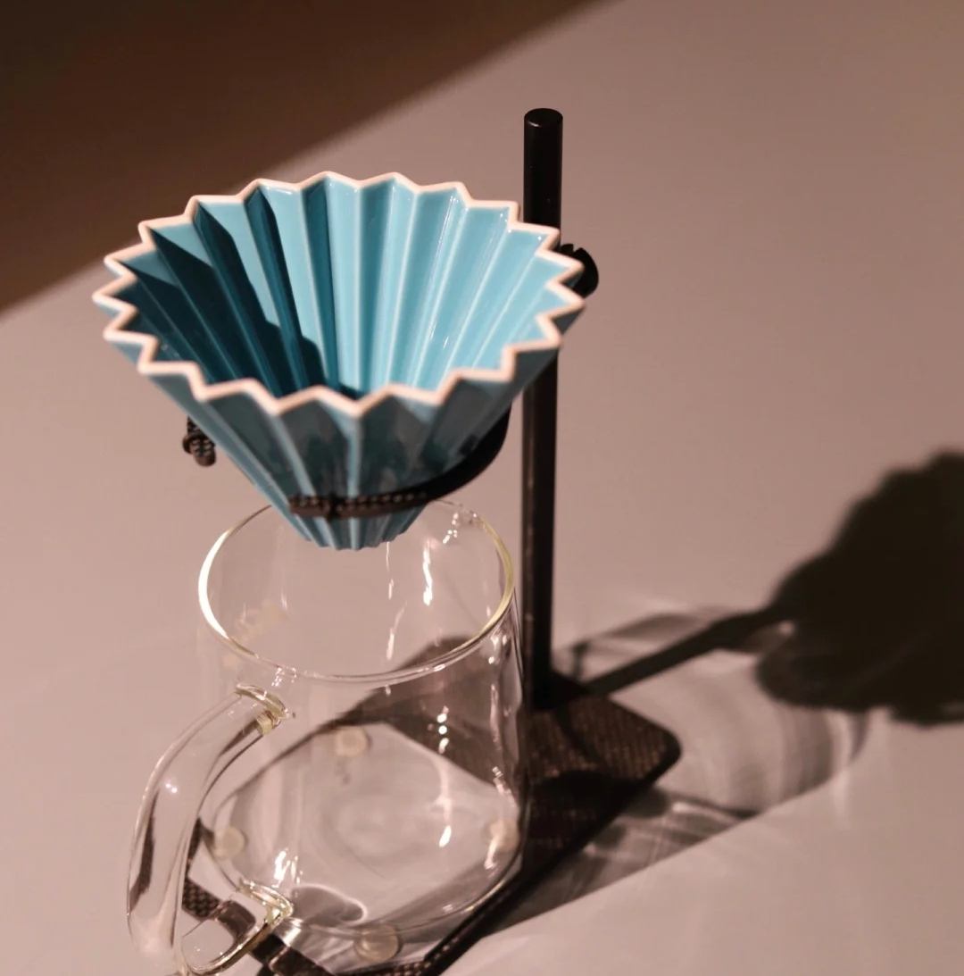 Vive la experiencia completa del café filtrado con el V60 Origami. Su diseño floral en porcelana no solo es estético, sino que también mejora la extracción. Prepara de 1 a 4 tazas con maestría y descubre la elegancia y el sabor en cada detalle.