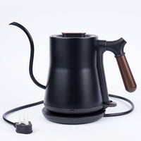 Una herramienta pensada para los que hacen del café un ritual. Compacto, elegante y preciso. Ideal para vertidos controlados y preparaciones de especialidad.