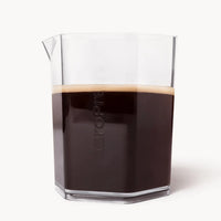 Imagina presionar y ver cómo el café fluye suave en una jarra resistente, transparente y sin miedo a romperse.