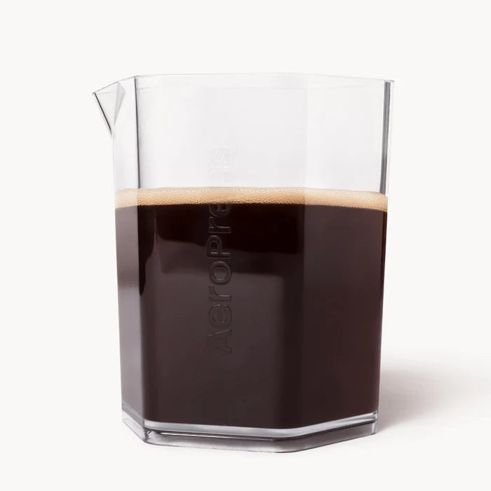 Imagina presionar y ver cómo el café fluye suave en una jarra resistente, transparente y sin miedo a romperse.