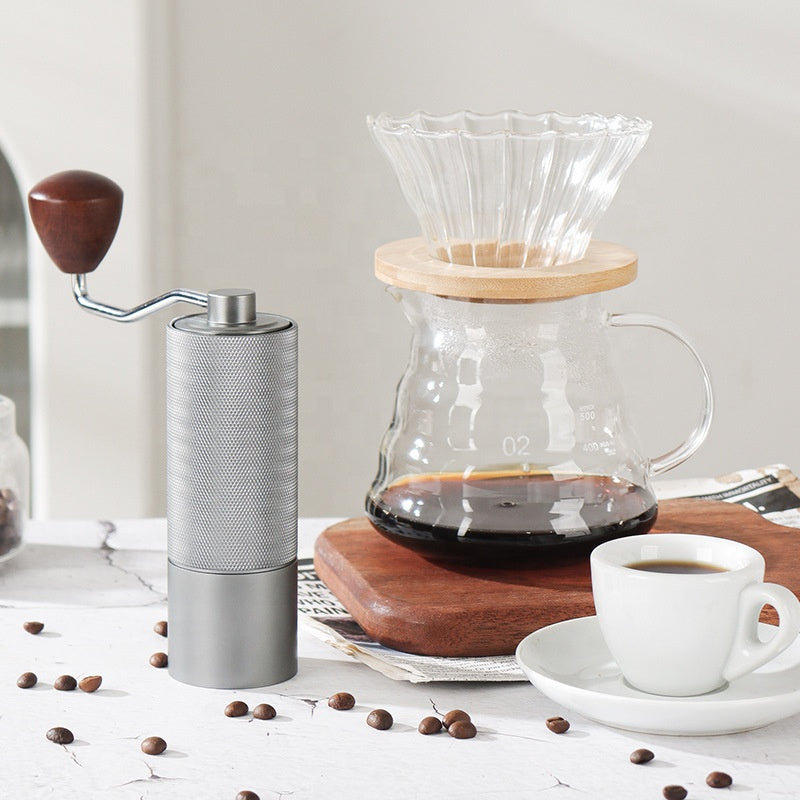 Muele tus granos con precisión gracias a sus muelas CNC 420. Ideal para baristas, amantes del café y métodos como Chemex o Aeropress.