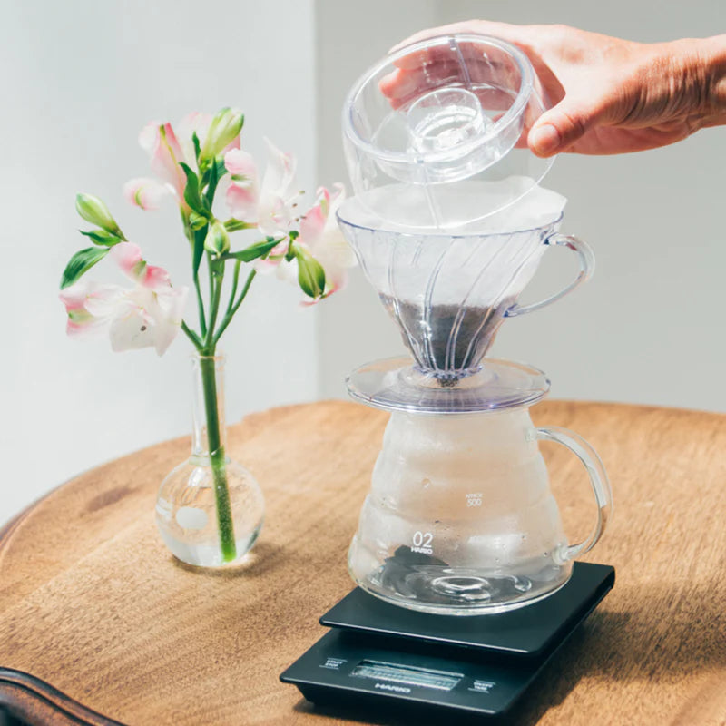 Haz café como un barista sin complicarte. El Drip Assist controla el flujo por ti. Solo necesitas agua caliente y ganas de disfrutar un café bien hecho para dos.