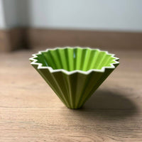 Descubre el V60 Origami: un método de café filtrado que combina diseño y funcionalidad. Realza tus momentos cafeteros con este gotero de porcelana, perfecto para preparar desde una taza íntima hasta una reunión. La sofisticación y sabor se unen en cada goteo.