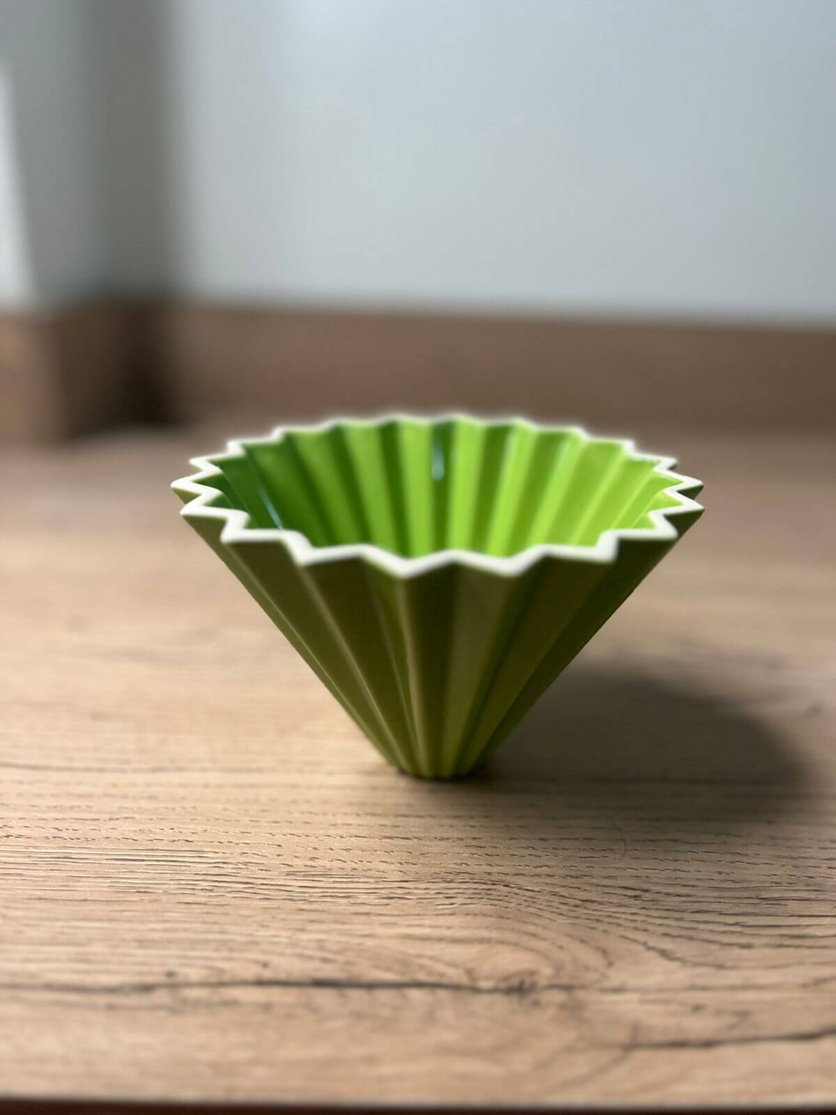 Descubre el V60 Origami: un método de café filtrado que combina diseño y funcionalidad. Realza tus momentos cafeteros con este gotero de porcelana, perfecto para preparar desde una taza íntima hasta una reunión. La sofisticación y sabor se unen en cada goteo.