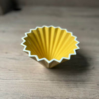 Eleva tu ritual de café con el V60 Origami. Este gotero de cerámica tallado en porcelana te permite crear obras maestras con tu café. Prepara de manera profesional de 1 a 4 tazas, sumergiéndote en una experiencia única de filtrado y sabor.